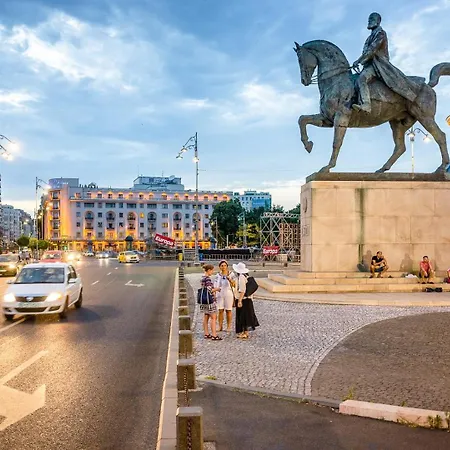 Sunset Rooftop Near Baba Novac Apartmán