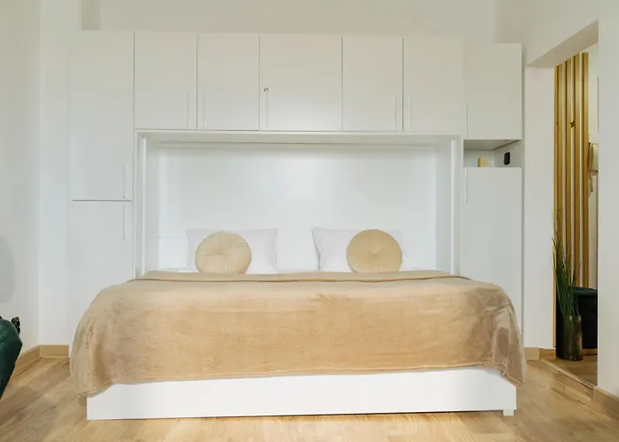 Апартаменти Sunset Rooftop Near Baba Novac Бухарест